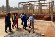 Visite du chantier de construction de l'usine de traitement des déchets à Poneki